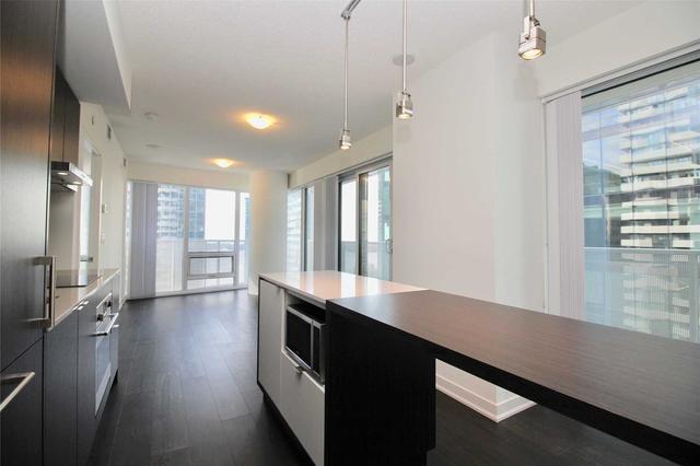 2110 - 100 Harbour St, Condo with 3 bedrooms, 2 bathrooms and 0 parking in Toronto ON | Image 13