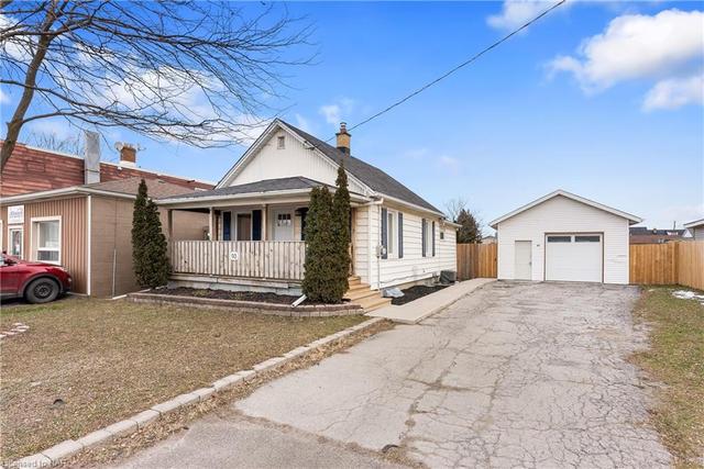 93 Pelham Road, House detached with 3 bedrooms, 1 bathrooms and 6 parking in St. Catharines ON | Image 2