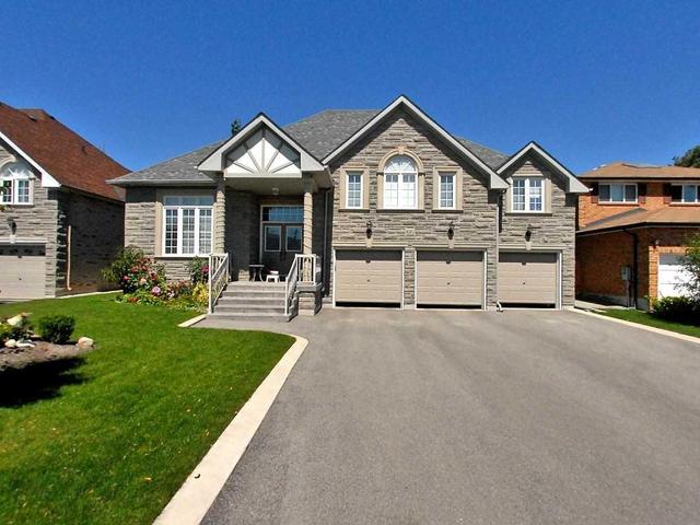 66 Canterbury Crt, House detached with 3 bedrooms, 4 bathrooms and 6 parking in Richmond Hill ON | Image 1