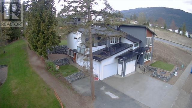 3451 16 Avenue, House detached with 5 bedrooms, 3 bathrooms and 6 parking in Salmon Arm BC | Image 3