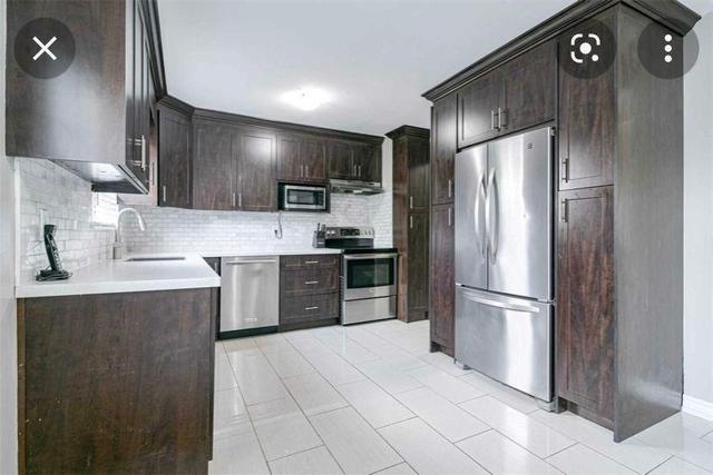 5 Guildford Cres, Townhouse with 3 bedrooms, 2 bathrooms and 1 parking in Brampton ON | Image 2