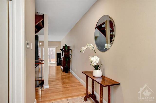497 Wilbrod Street, Townhouse with 3 bedrooms, 3 bathrooms and 1 parking in Ottawa ON | Image 2