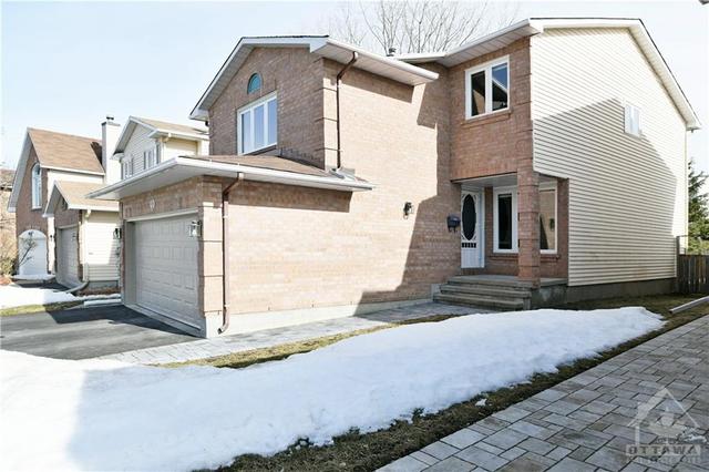 40 Waterton Crescent, House detached with 4 bedrooms, 3 bathrooms and 4 parking in Ottawa ON | Image 2