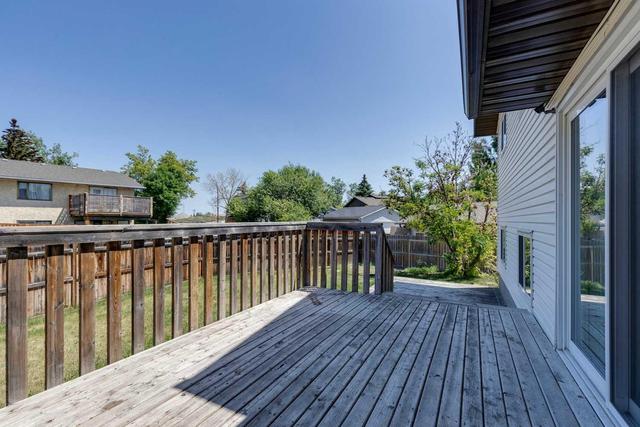132 Woodford Drive Sw, House detached with 4 bedrooms, 2 bathrooms and 2 parking in Calgary AB | Image 36