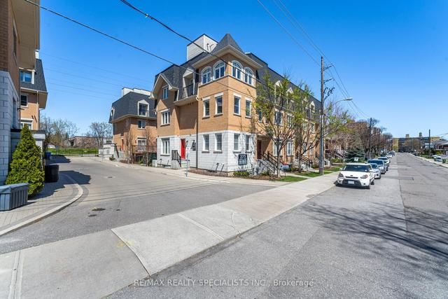 213 - 370 Hopewell Ave, Townhouse with 2 bedrooms, 2 bathrooms and 1 parking in Toronto ON | Image 12