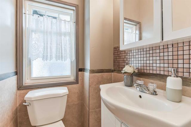 13 Lippincott St W, House detached with 3 bedrooms, 3 bathrooms and 4 parking in Toronto ON | Image 13