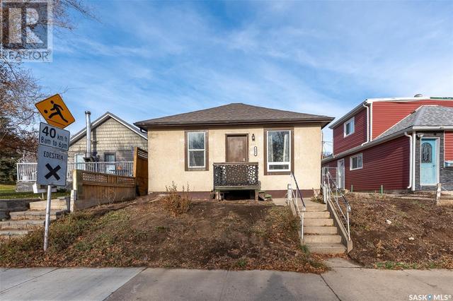 964 Athabasca Street W, House detached with 2 bedrooms, 1 bathrooms and null parking in Moose Jaw SK | Image 2