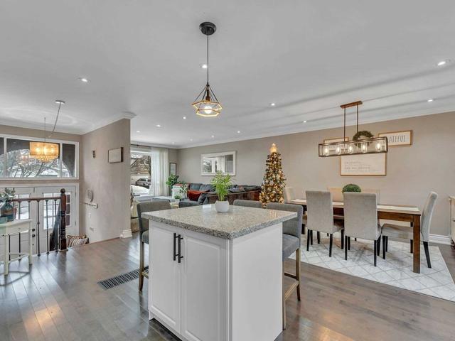 542 Moorelands Cres, House detached with 3 bedrooms, 3 bathrooms and 6 parking in Milton ON | Image 2