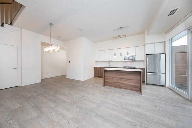 th7 - 30 Roehampton Ave, Condo with 2 bedrooms, 3 bathrooms and 1 parking in Toronto ON | Image 4