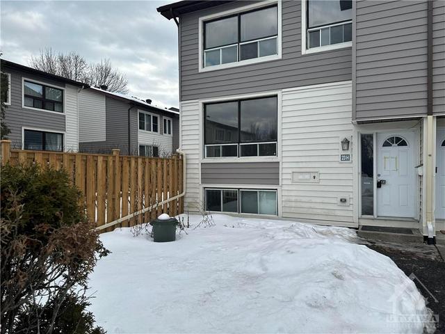 76 Banner Road, Townhouse with 4 bedrooms, 2 bathrooms and 1 parking in Ottawa ON | Image 1