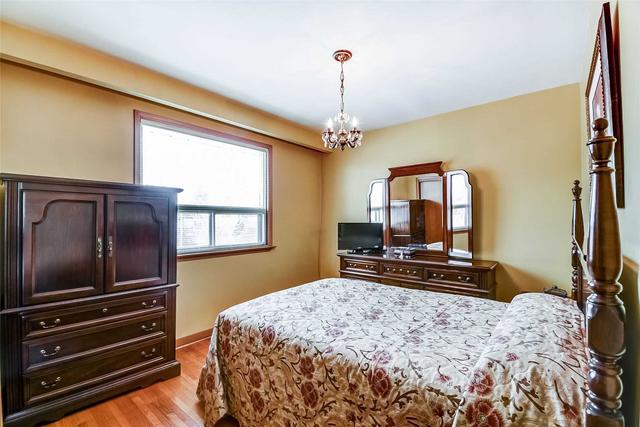 17 Newell Crt, House detached with 3 bedrooms, 2 bathrooms and 4 parking in Toronto ON | Image 9