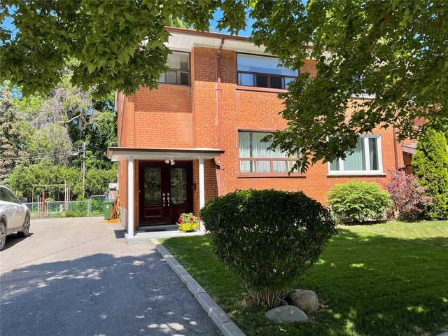 17 Cabot Crt, House semidetached with 3 bedrooms, 2 bathrooms and 3 parking in Toronto ON | Image 1