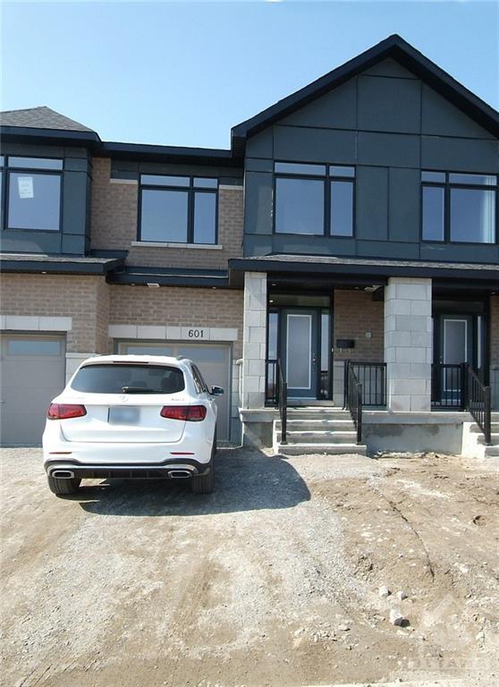 601 Rathburn Lane, Townhouse with 3 bedrooms, 3 bathrooms and 2 parking in Ottawa ON | Image 1