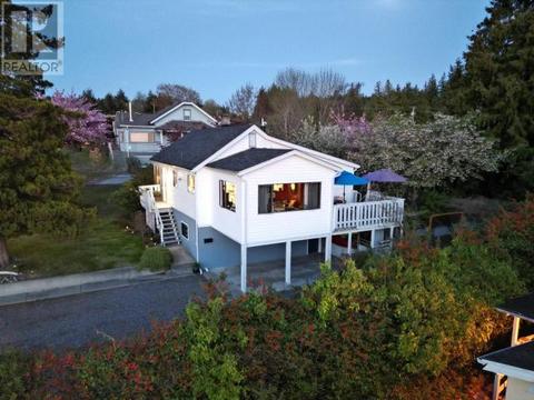 7160 Jordan Street, House detached with 3 bedrooms, 2 bathrooms and 1 parking in Powell River BC | Card Image