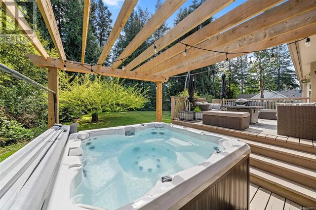 763 Helvetia Cres, House detached with 4 bedrooms, 3 bathrooms and 4 parking in Saanich BC | Image 38