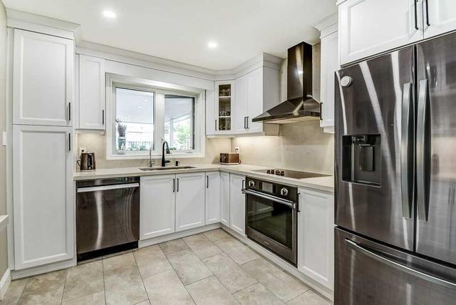 2794 Hollington Cres, House semidetached with 4 bedrooms, 3 bathrooms and 3 parking in Mississauga ON | Image 2