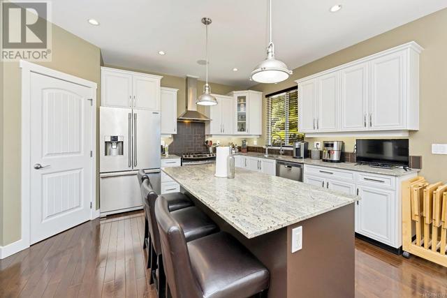 1153 Deerview Pl, House detached with 6 bedrooms, 3 bathrooms and 4 parking in Langford BC | Image 2