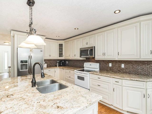 8 Alpine Way, House detached with 2 bedrooms, 3 bathrooms and 8 parking in Oro Medonte ON | Image 3