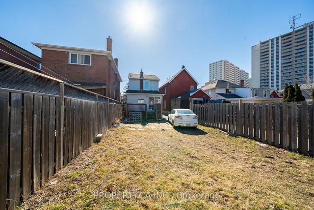22 Goldwin Ave, House detached with 4 bedrooms, 3 bathrooms and 1 parking in Toronto ON | Image 6
