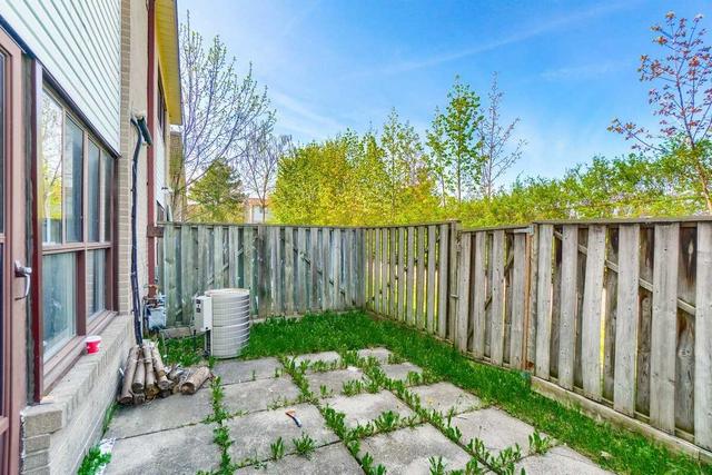 209 Fleetwood Cres, Townhouse with 4 bedrooms, 3 bathrooms and 3 parking in Brampton ON | Image 22