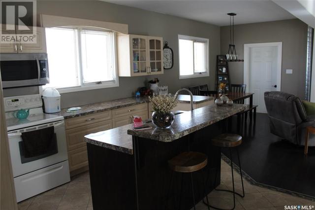 393 4th Street W, House detached with 2 bedrooms, 1 bathrooms and null parking in Shaunavon SK | Image 4