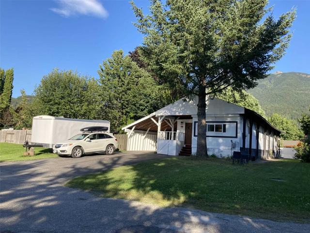 404 Moss St, Home with 2 bedrooms, 1 bathrooms and 6 parking in Revelstoke BC | Image 1