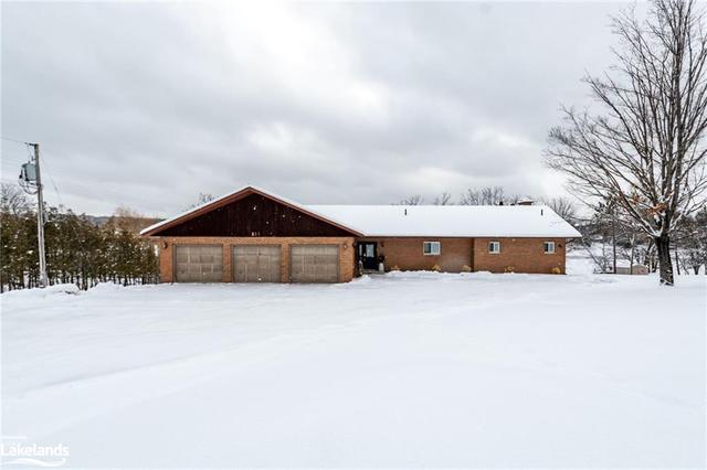 355 Falcon Road, House detached with 4 bedrooms, 3 bathrooms and 12 parking in Huntsville ON | Image 1