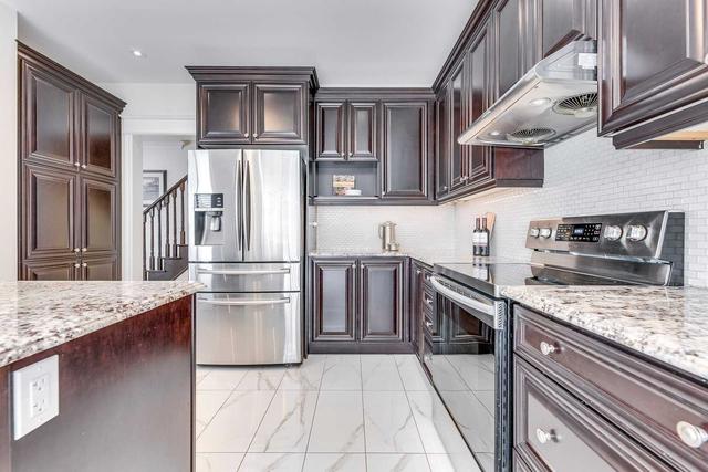 29 Walter Tunny Cres, House detached with 4 bedrooms, 4 bathrooms and 6 parking in East Gwillimbury ON | Image 2