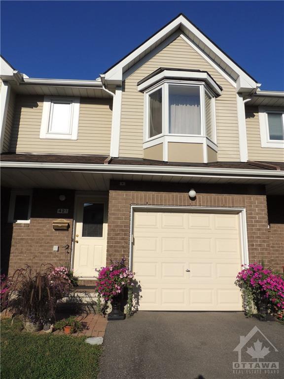 421 Valade Crescent, Townhouse with 3 bedrooms, 2 bathrooms and 2 parking in Ottawa ON | Image 1