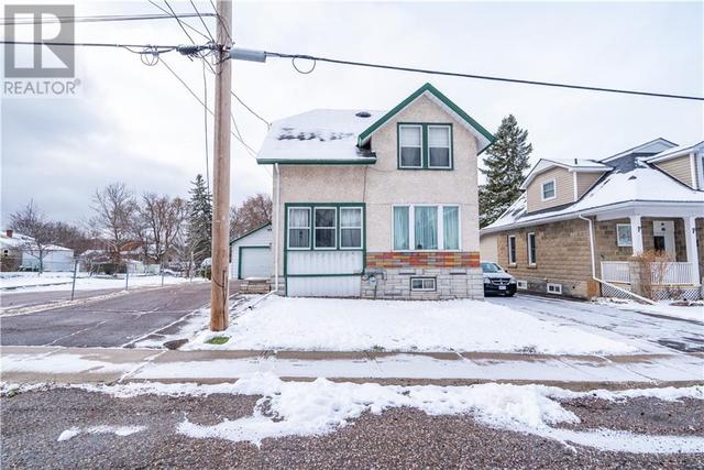44 Bank Street S, House detached with 3 bedrooms, 2 bathrooms and 3 parking in Renfrew ON | Image 1