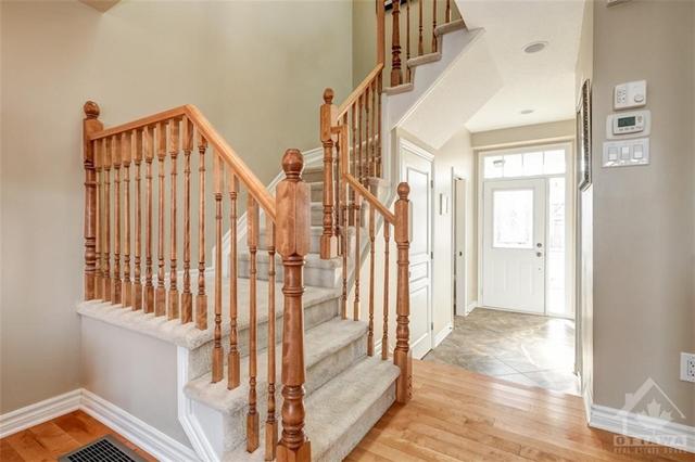 286 Tandalee Crescent, Townhouse with 2 bedrooms, 3 bathrooms and 3 parking in Ottawa ON | Image 3