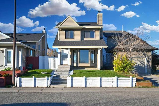 92 Martingrove Way, Home with 4 bedrooms, 3 bathrooms and 3 parking in Calgary AB | Image 6