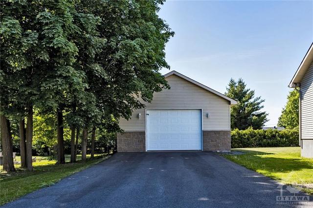 1946 Farisita Drive, House detached with 4 bedrooms, 3 bathrooms and 8 parking in Ottawa ON | Image 24
