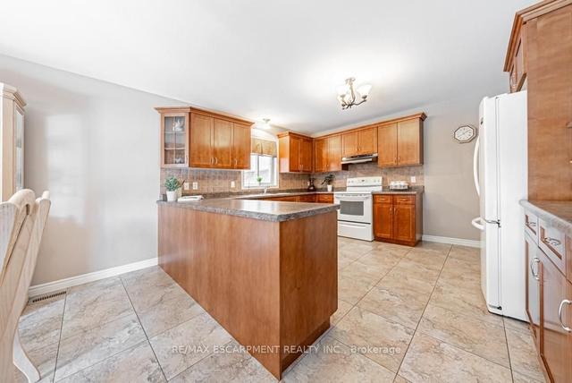 135 Theodore Dr, House detached with 3 bedrooms, 4 bathrooms and 4 parking in Hamilton ON | Image 3