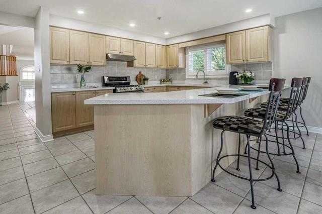 16 Temple West Cres, House detached with 3 bedrooms, 3 bathrooms and 5 parking in Ajax ON | Image 2