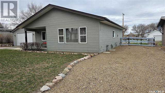 124 3rd Street E, House detached with 2 bedrooms, 2 bathrooms and null parking in Ponteix SK | Image 33