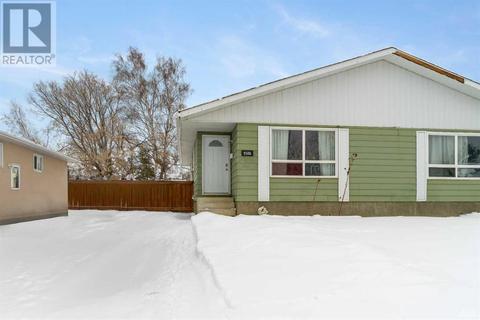 9506 76 Avenue, House semidetached with 3 bedrooms, 1 bathrooms and 2 parking in Grande Prairie AB | Card Image