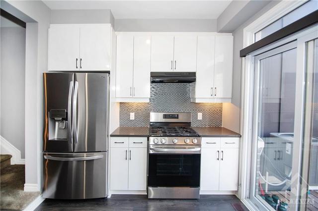 634 Makwa Private, Townhouse with 2 bedrooms, 3 bathrooms and 2 parking in Ottawa ON | Image 5