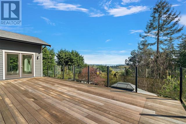 5675 Wellsview Rd, House detached with 5 bedrooms, 4 bathrooms and 10 parking in Saanich BC | Image 3