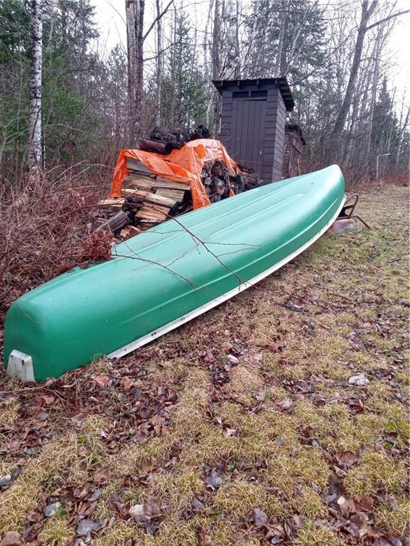 Green canoe and red canoe included | Image 25