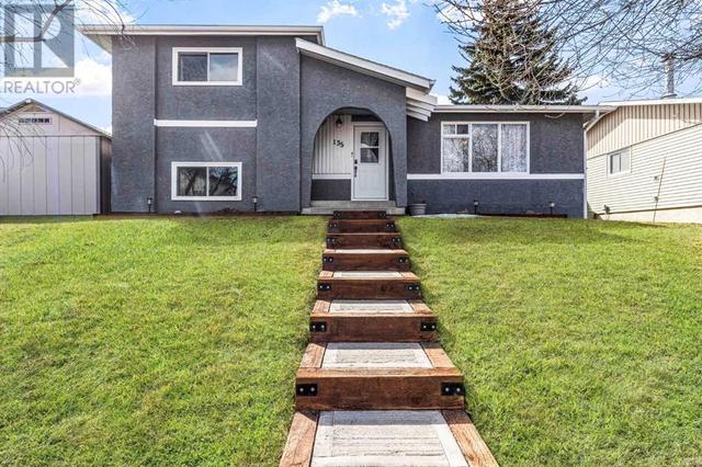 135 Rundlehorn Crescent Ne, House detached with 4 bedrooms, 2 bathrooms and 3 parking in Calgary AB | Image 1