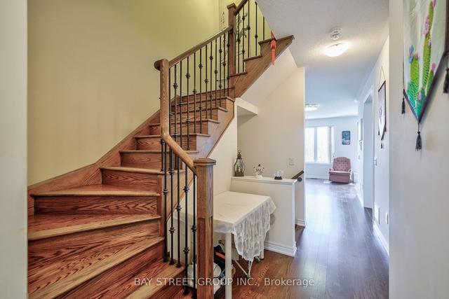 32 Davenfield Circ, House attached with 3 bedrooms, 4 bathrooms and 3 parking in Brampton ON | Image 23