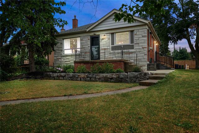 19 Fairweather Rd, House detached with 2 bedrooms, 3 bathrooms and 4 parking in Toronto ON | Card Image
