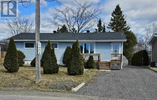 726 Cooper St, House detached with 3 bedrooms, 1 bathrooms and null parking in Sault Ste. Marie ON | Image 2