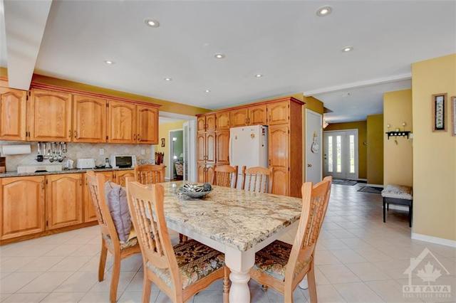 113 Huntley Manor Drive, House detached with 4 bedrooms, 3 bathrooms and 6 parking in Ottawa ON | Image 9