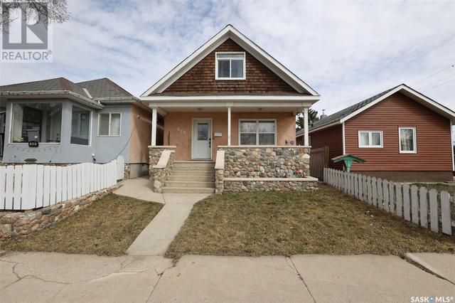 670 Athabasca Street E, House detached with 3 bedrooms, 3 bathrooms and null parking in Moose Jaw SK | Image 2