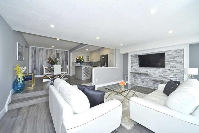 2005 - 260 Scarlett Rd, Condo with 2 bedrooms, 2 bathrooms and 1 parking in Toronto ON | Image 19