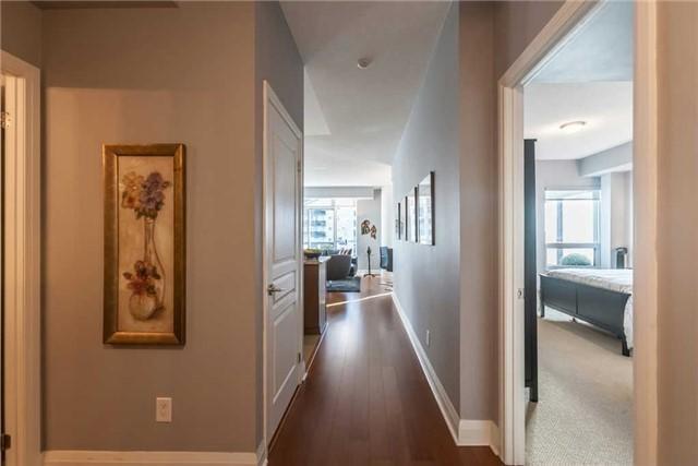701 - 1 Hurontario St, Condo with 2 bedrooms, 2 bathrooms and 1 parking in Mississauga ON | Image 2