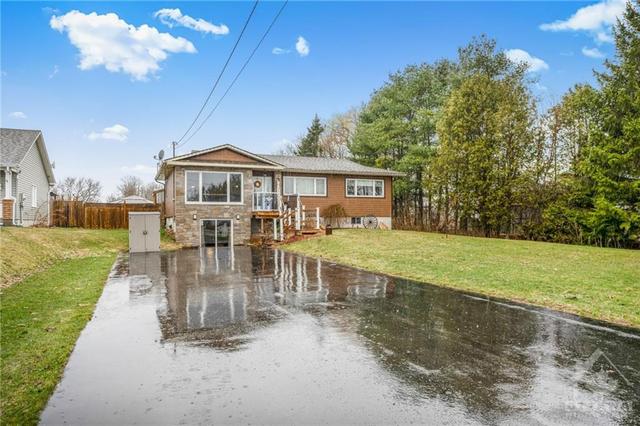 1548 Landry Street, House detached with 4 bedrooms, 3 bathrooms and 20 parking in Clarence Rockland ON | Image 2