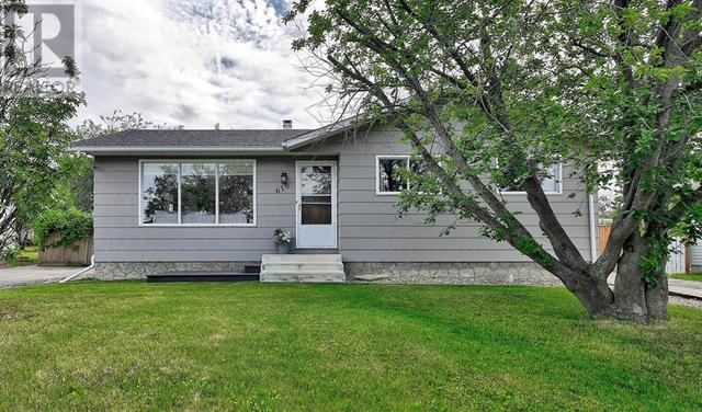 610 6 Avenue, House detached with 3 bedrooms, 2 bathrooms and 4 parking in Beaverlodge AB | Card Image